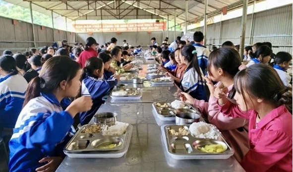 Nghị định mới hỗ trợ bữa ăn trưa cho học sinh vùng biên giới